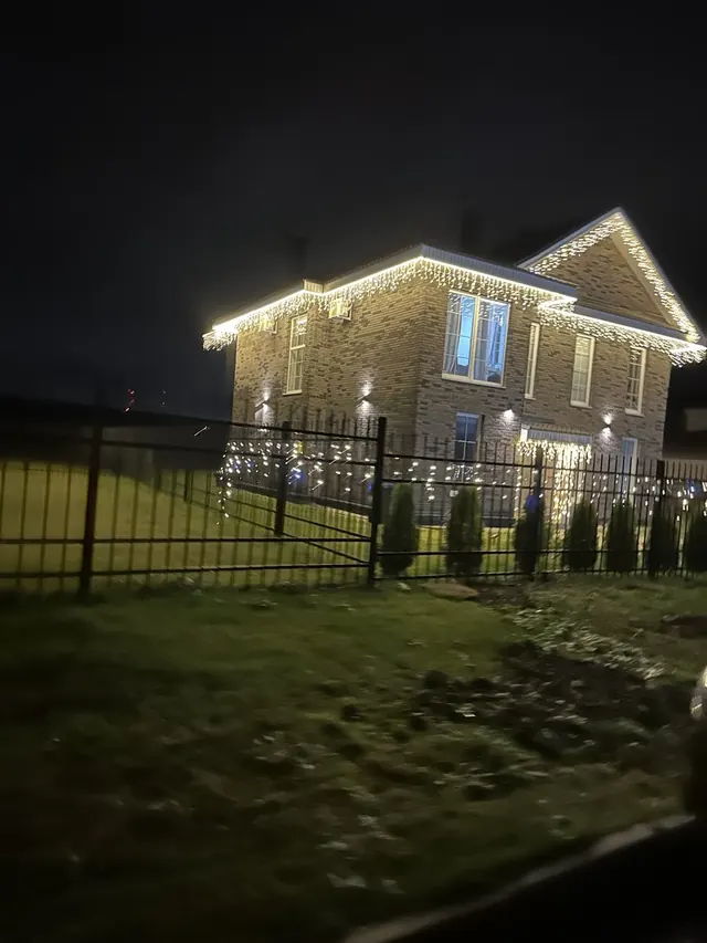 Бахрома на доме и гирлянда на заборе