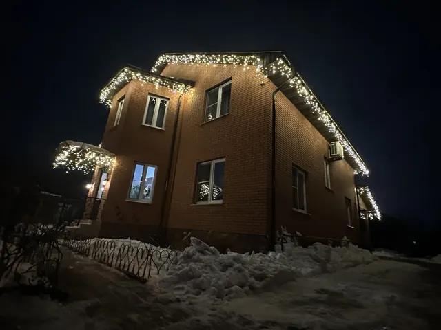 Бахрома на кирпичном доме в Подмосковье