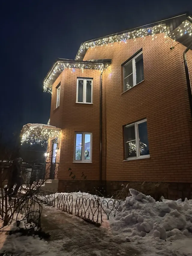 Украшение трёхэтажного дома светодиодной бахромой