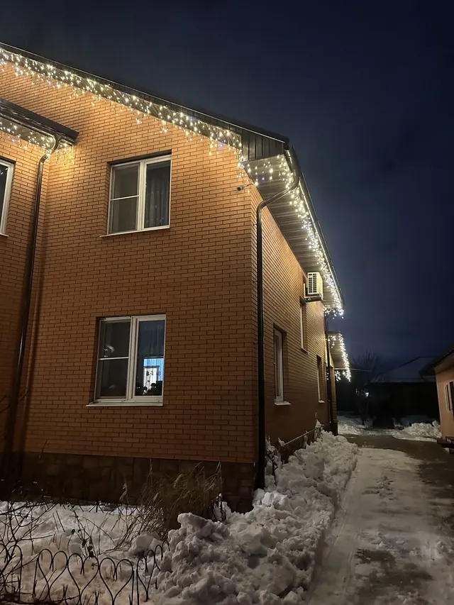 Бахрома «ёлочкой» с эффектом мерцания на углу дома