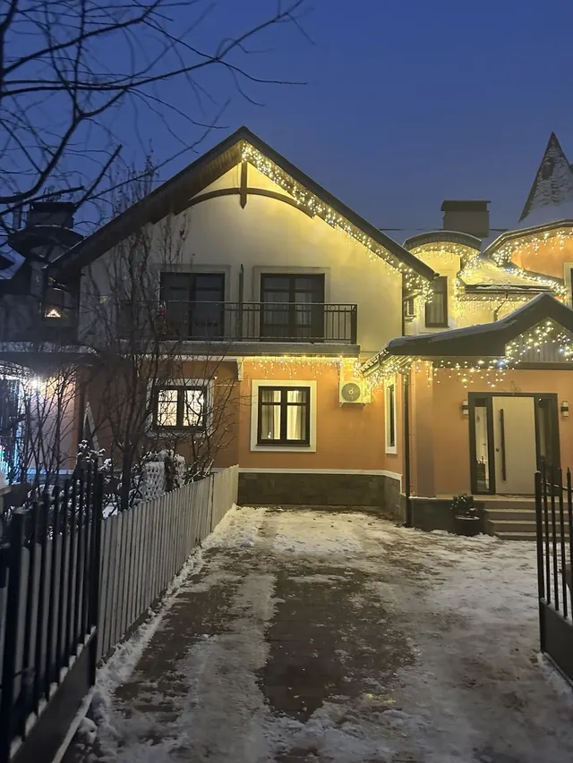 Вечерняя иллюминация коттеджа: бахрома по карнизам