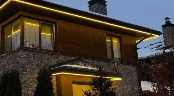 Гибкий неон в алюминиевом профиле по карнизу загородного дома