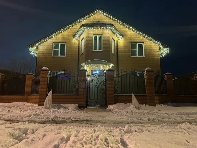 Новогоднее оформление фасада дома гирляндами
